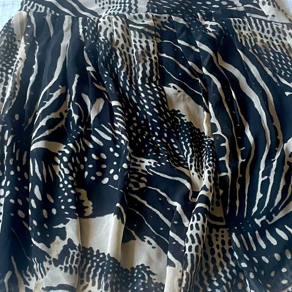 Mix Nouveau • Beautiful Skirt With a Unique Design - Picture 3 of 7